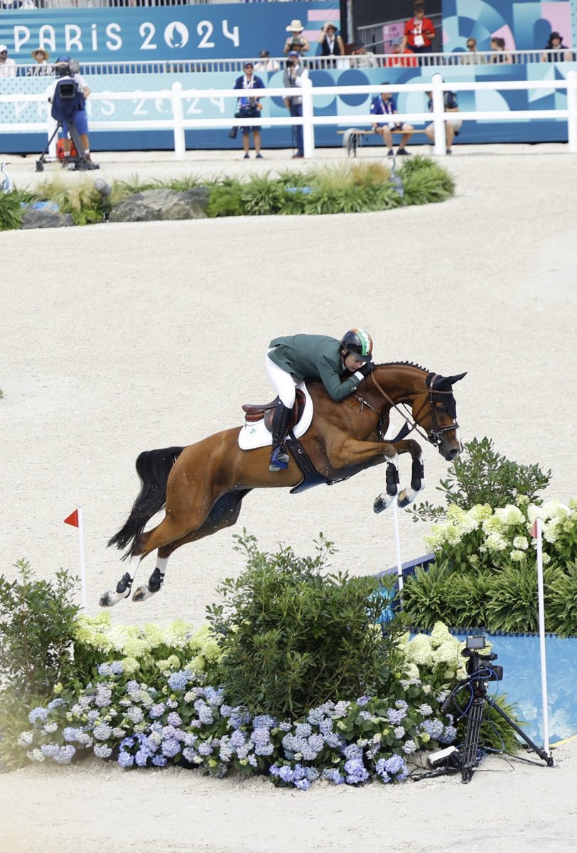 Cian_O_Connor's tweet photo. Maurice jumping super today in the team qualifier at Paris and along with Shane Sweetnam and a brilliant clear from Daniel Coyle we are into tomorrow’s team final🤞🏼🇮🇪🍀💪🏼

#cianoconnor #teamkarlswood #karlswood #karlswoodtraining #kwtraining #showjumping #equestrian https://t.co/eq66zFhwpB