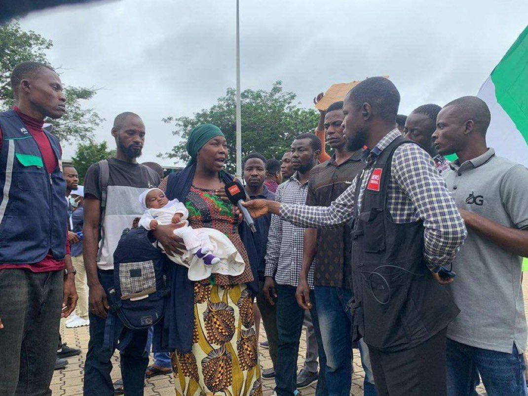 UBONGPETER13's tweet photo. “Bandits killed my husband and left me in suffering. Now police is shooting tear gas at my baby bcos I came for protest. You want to kill my baby??””

I am heartbroken. Nigeria 😭😭 #EndBadGovernanceInNigeria https://t.co/zGsQaLhUqc