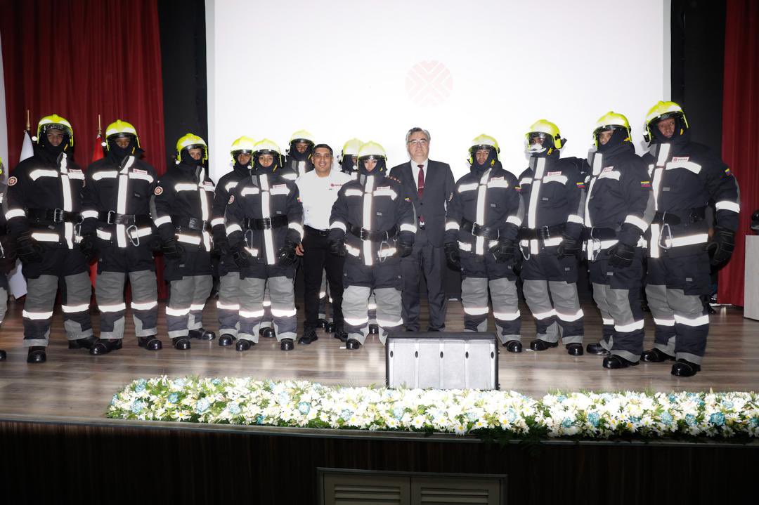 PDVSA's tweet photo. La seguridad industrial de PDVSA se refuerza con la entrega de trajes de bomberos de última generación a las Unidades de Respuesta y Control de Emergencia, gracias a la sólida cooperación ruso-venezolana. https://t.co/7s9PgpfOkW