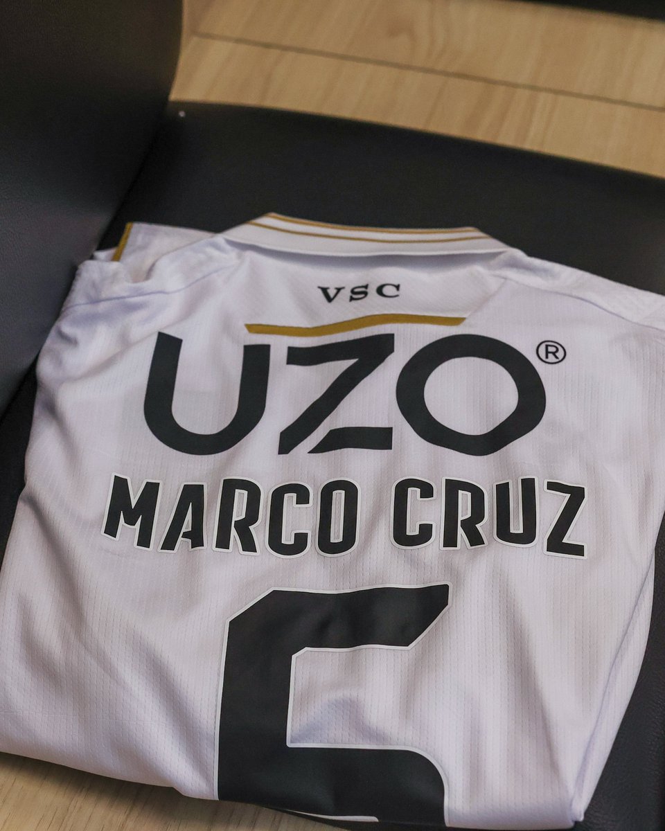VitoriaSC1922's tweet photo. Com a branquinha.
#EspíritoDeVitória • #UECL • #VSCFFC https://t.co/4iXATpJEmv