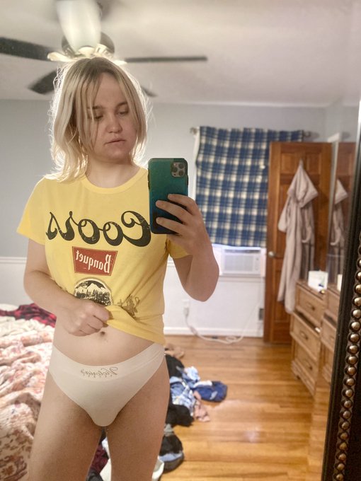 Who here likes sleepy girls with bedhead who walk around in their underwear all day?? 🫣 https://t.co