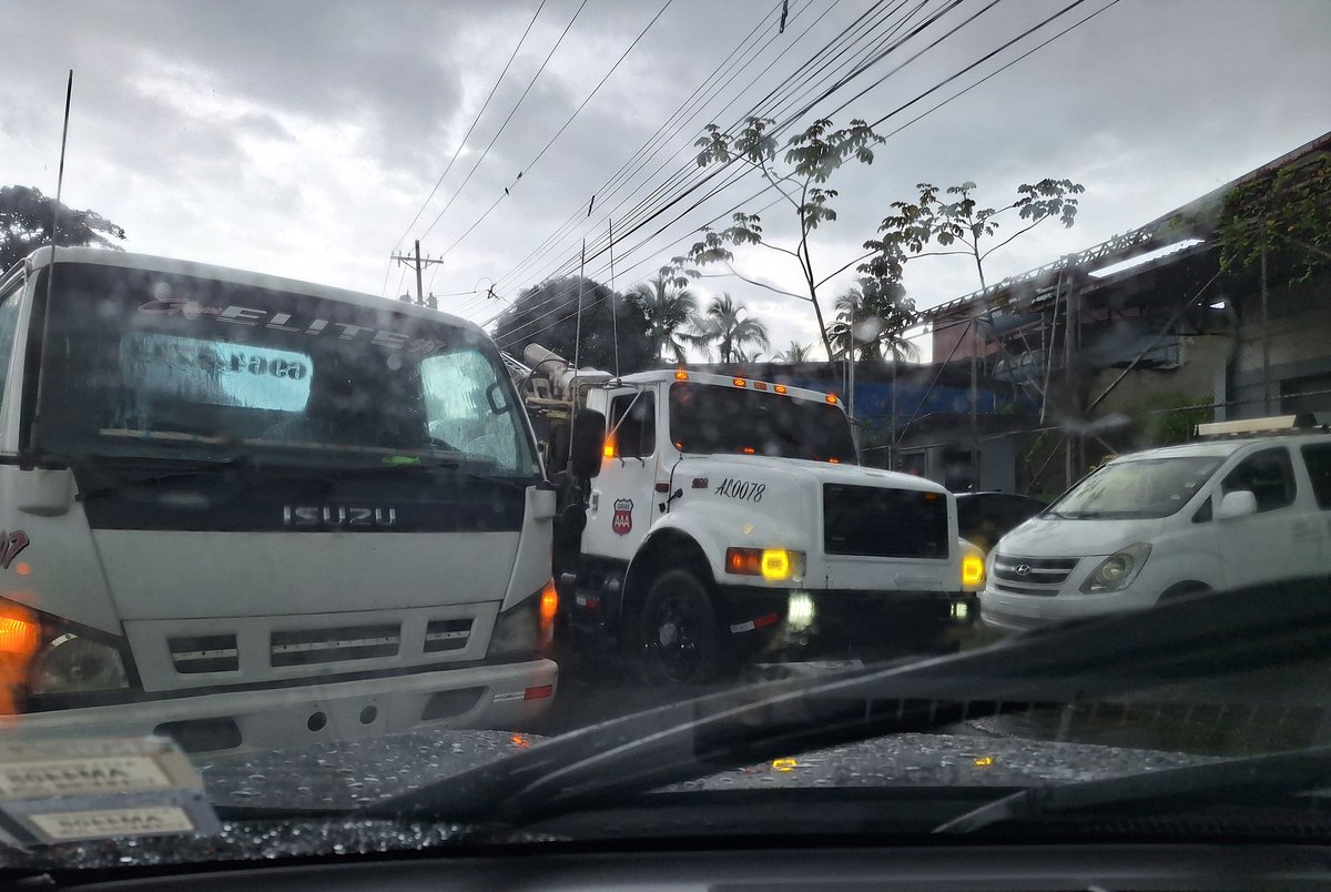 Así como cuando dos genios deciden hacer lo que les da la gana en Pueblo Nuevo. Uno deteniendo el tráfico en su carril y el otro lanzándose por la vía contraria. Y a los demás que se frieguen😡 <a href="/TraficoCPanama/">Tráfico Panamá</a> <a href="/ATTTPanama/">Autoridad del Tránsito</a> @ProtegeryServir