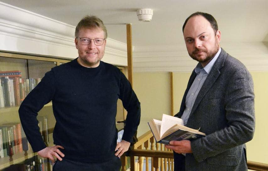 YablokoParty's tweet image. Nikolai Rybakov: There should be no political prisoners in Russia and they should all be released. (Photo Nikolai Rybakov and Vladimir Kara-Murza, Moscow, 1 March, 2021). facebook.com/RussianUnitedD…