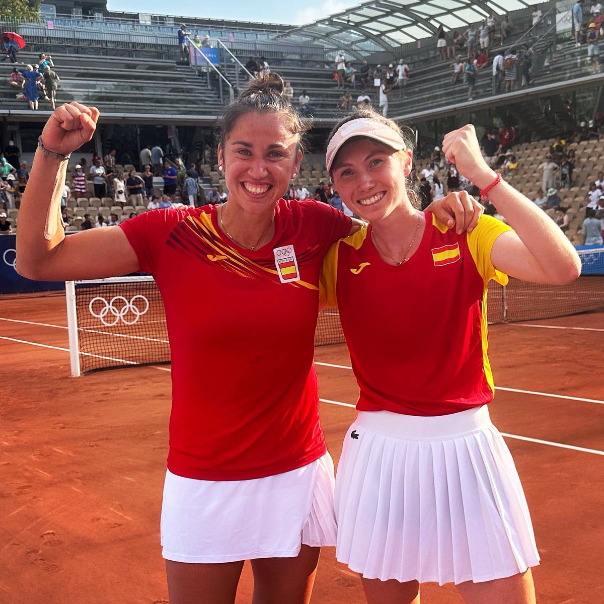 RFETenis's tweet image. ¡𝑯𝒐𝒚 𝒍𝒂𝒔 𝒓𝒆𝒊𝒏𝒂𝒔 𝒔𝒐𝒏 𝒆𝒍𝒍𝒂𝒔!🫅🫅

Cristina Bucsa y Sara Sorribes nos han vuelto a ganar el corazón en un partido apasionante...❤️‍🔥❤️‍🔥

¡Vamos 🇪🇸❤️‍🔥! #Paris2024 
#ElCorazónDeEspaña | #tenis | #JuegosOlímpicos 
📸@RFETenis