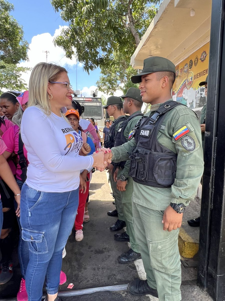 Marianela_PSUV's tweet photo. Gracias por ser nuestros héroes y heroínas, por defender el legado de Bolívar, del comandante Chávez y por cuidar la patria de nuestros hijos e hijas. Cuánto orgullo sentimos de contar con ustedes. Aquí están las mujeres de la paz y del presidente @NicolasMaduro
#PuebloDeJusticia https://t.co/AGxYwamg5C