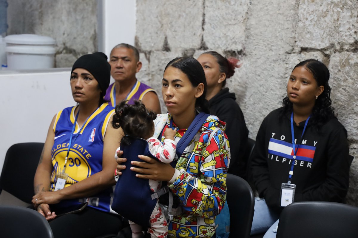 OIMGuatemala's tweet photo. Recibimos al Embajador Tobin Bradley en #CAPMiR y en la Sub-Oficina de OIM en Quetzaltenango para mostrar nuestros programas de apoyo a personas migrantes en tránsito y retornadas, a través de los programas financiados por @StatePRM y @USAIDGuate https://t.co/vH6yKGUOtH