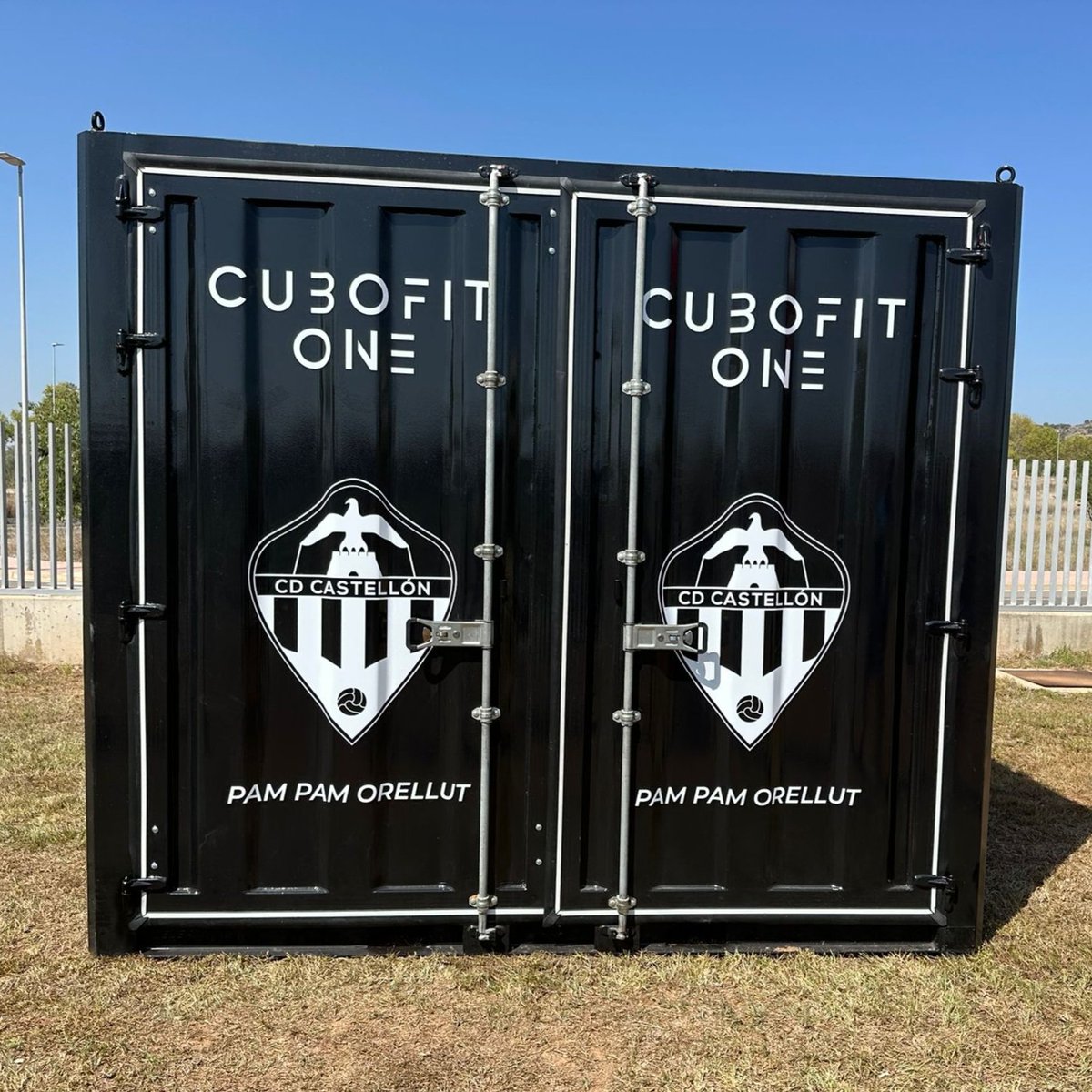 CDCS_Academy's tweet photo. ¡Un pasito más! 🏋️‍♂️

La #CanteraAlbinegra podrá ejercitarse al aire libre esta temporada gracias a @cubofit ⚪⚫

#PPO👂 https://t.co/4lT1lh78Yy