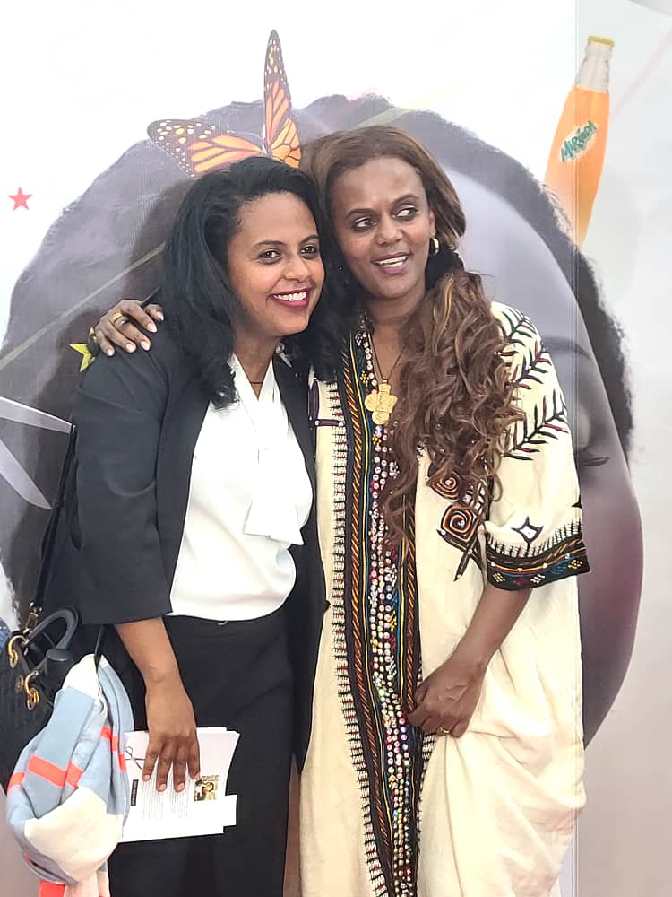 Makget123's tweet photo. ይኸዉ የ @hiwotyee ን መጽሀፍ መርቀናል..በጣም ቆንጆ እጥር ምጥን ያለ ፕሮግራም..  እንደቃሏ ከቆንጆ መክሰስ እና ቡና ጋር የ እጣኑ ሽታ 🥰🥰.
ሂዊዬ እንኳን ደስ አለሽ 🎉🎉🎉🎉 በርቺልን , ብዙ ብዙ ጻፊ❤❤❤
#books 
#womenwriter
#Ethiopian https://t.co/RByWJDH0gZ