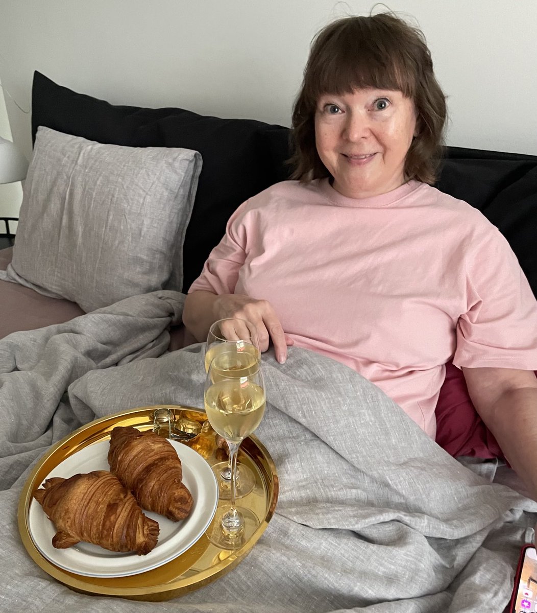 IiuLaitinen's tweet photo. Tältä näyttää eka aamu eläkeläisenä. Takana 43 vuotta sairaanhoitajana, edessä toivottavasti vielä paljon ihania asioita https://t.co/wvb2ERcKYD