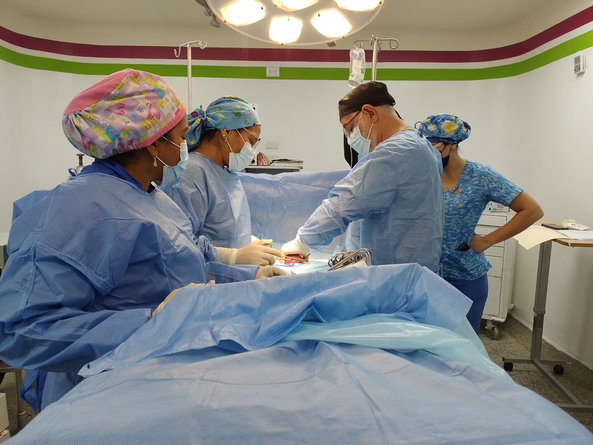 comandosergioh's tweet photo. Hoy nuestros equipos de profesionales de la salud en el hospital municipal, realizan once intervenciones quirúrgicas totalmente gratuitas, gracias al accionar del presidente @NicolasMaduro #PuebloDeJusticia https://t.co/FlP3HXizL3