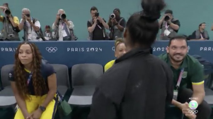 ZAMENZA's tweet photo. Lorraine representando todos os brasileiros. #Paris2024 #GinasticaArtistica https://t.co/QhHLjKGk4o