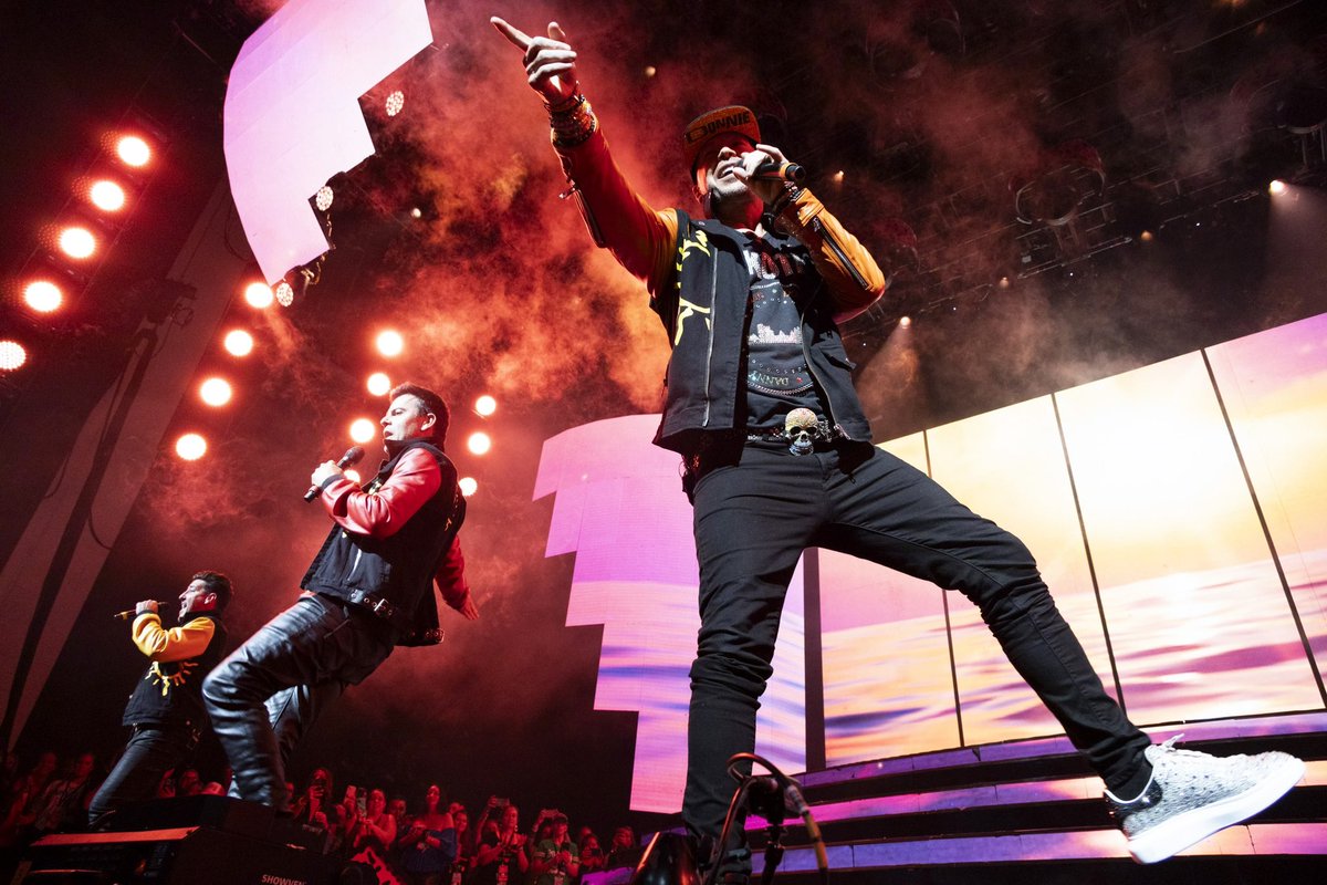 NKOTB's tweet photo. Who's ready for another magical weekend on the #MagicSummerTour? We know @vabeachamp is! See you tonight ❤️ https://t.co/63UrlZ0nx7