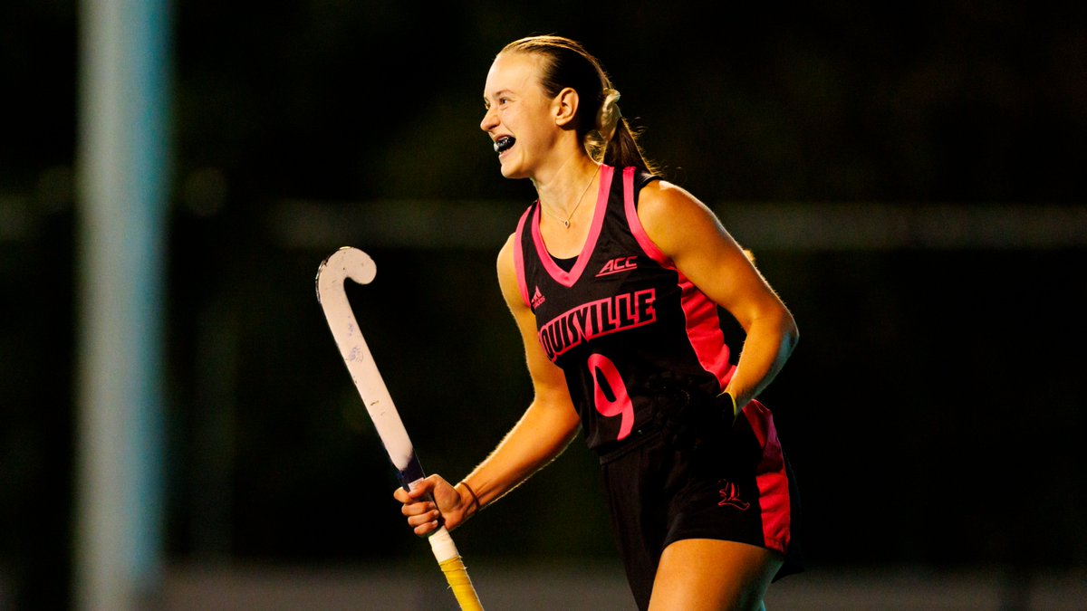LouisvilleFH's tweet photo. We're playing field hockey this month 😏

#GoCards https://t.co/yr5w9hupto