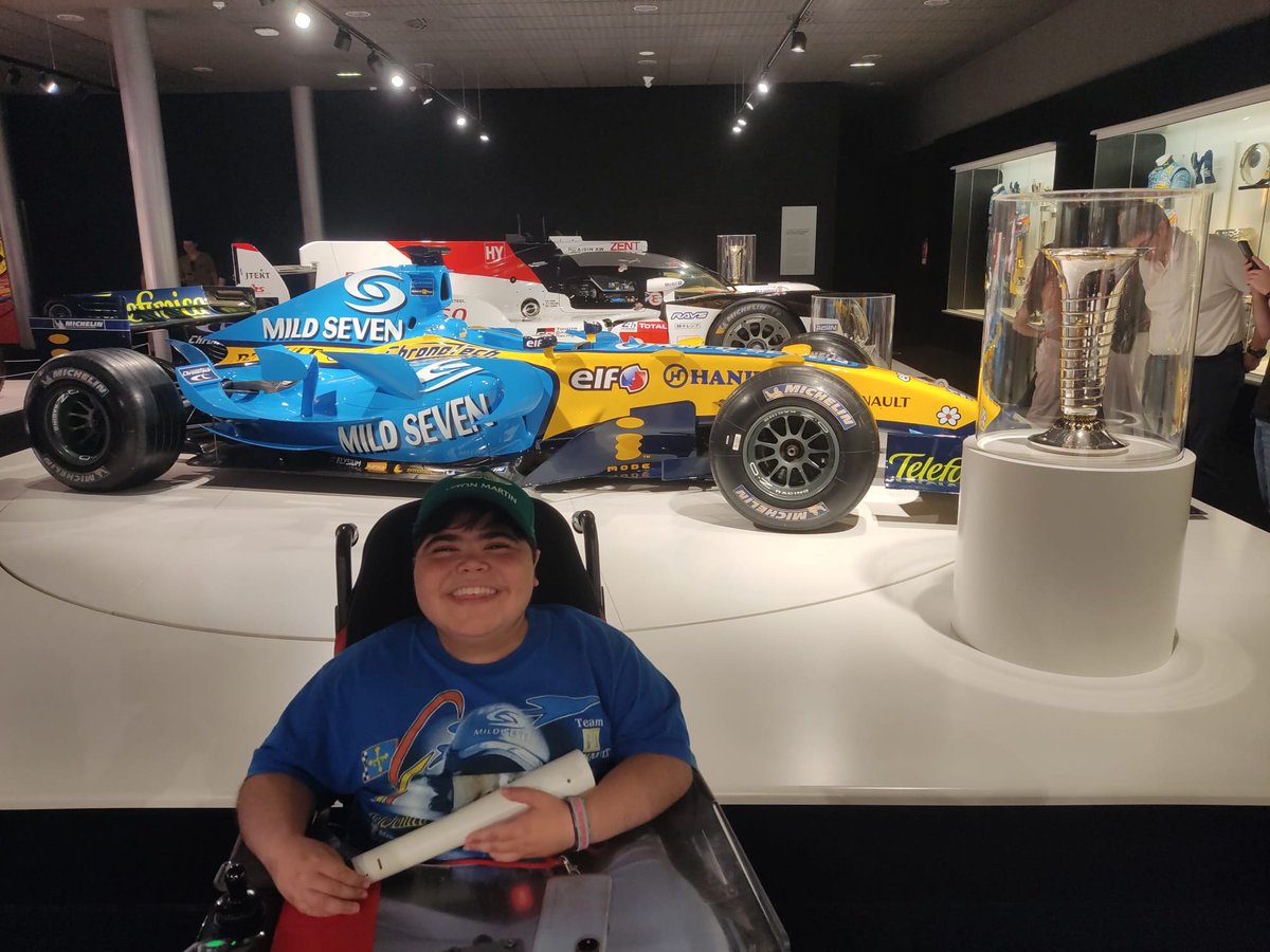 jesusfrost✌️ (@jesusfrost79) on Twitter photo Chavales, voy camino de la Calle Fernando Alonso Díaz. No habré podido conocer a <a href="/alo_oficial/">Fernando Alonso</a>, pero si veré su calle y ya he visto su museo. Aunque no me rindo, puedo aún conseguir una videollamada o algo parecido. Compartid a ver si algún día lo logro. Ahí me tenéis con el R25. Chavales, voy camino de la Calle Fernando Alonso Díaz. No habré podido conocer a <a href="/alo_oficial/">Fernando Alonso</a>, pero si veré su calle y ya he visto su museo. Aunque no me rindo, puedo aún conseguir una videollamada o algo parecido. Compartid a ver si algún día lo logro. Ahí me tenéis con el R25.