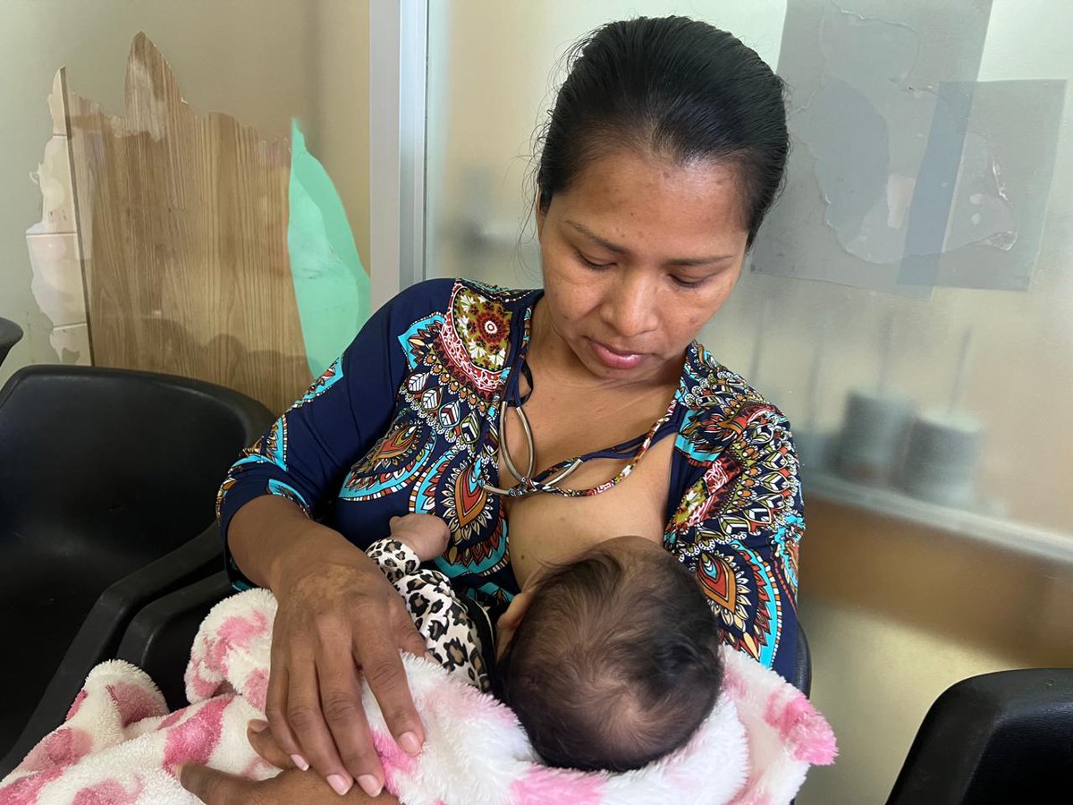 CSSPanama's tweet photo. 📍#Veraguas
Personal médico de la policlínica "Dr. Horacio Díaz Gómez", promueven la alimentación de bebés solo con leche materna a madres que asisten a la atención, como inicio a la celebración de la semana de la lactancia materna.
#CSScontigo https://t.co/ePSfL8pcYi