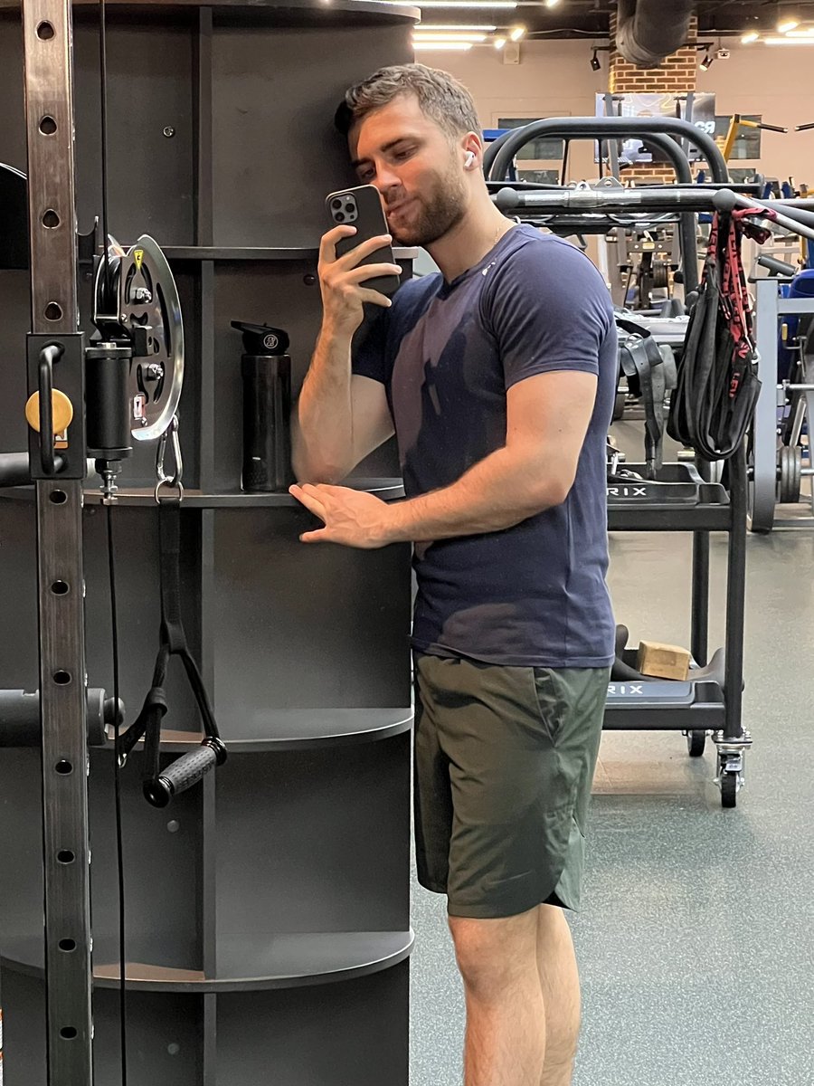 Он задолбался на работе и пошел добивать себя в зале, ведь мышцы сами себя перед концертом Адель не накачают
Это, кстати, поликлиника, где работаю, выдала корпоративную форму, неожиданно и приятно!