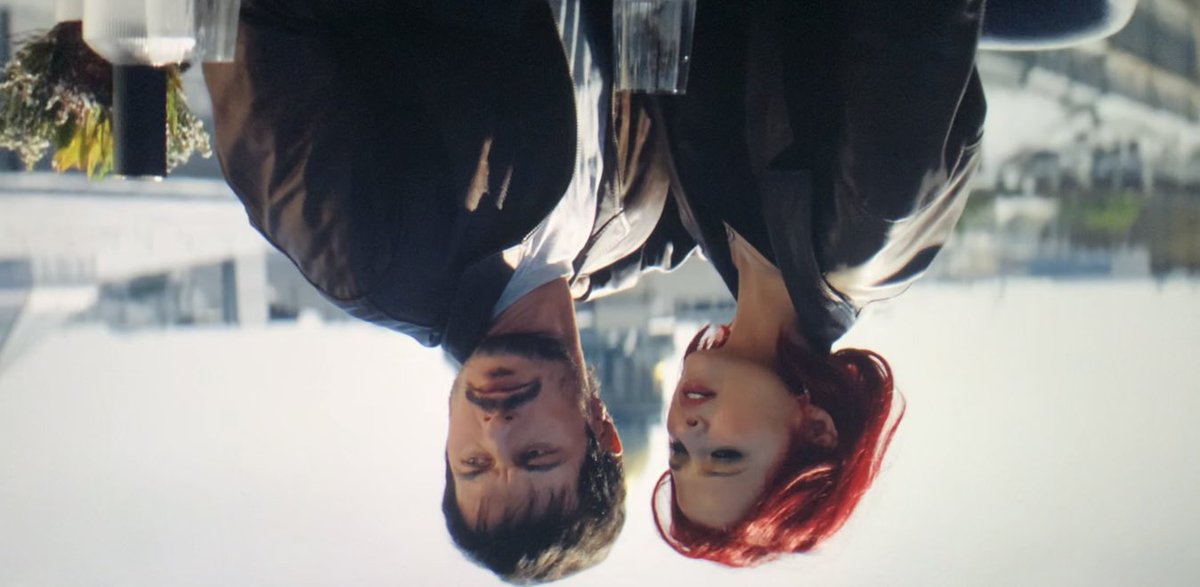 Замечали, что при заинтересованном просмотре #мги тебя постоянно преследуют призрачные ощущения, что что-то здесь не так?
Так и должно быть.

(1/25) В мги есть по крайней мере две нетипичных для жанра, МЕНЯЮЩИХ ЕГО ЭТИЧЕСКУЮ ПАРАДИГМУ идеи, которые составляют основу фильма.👇