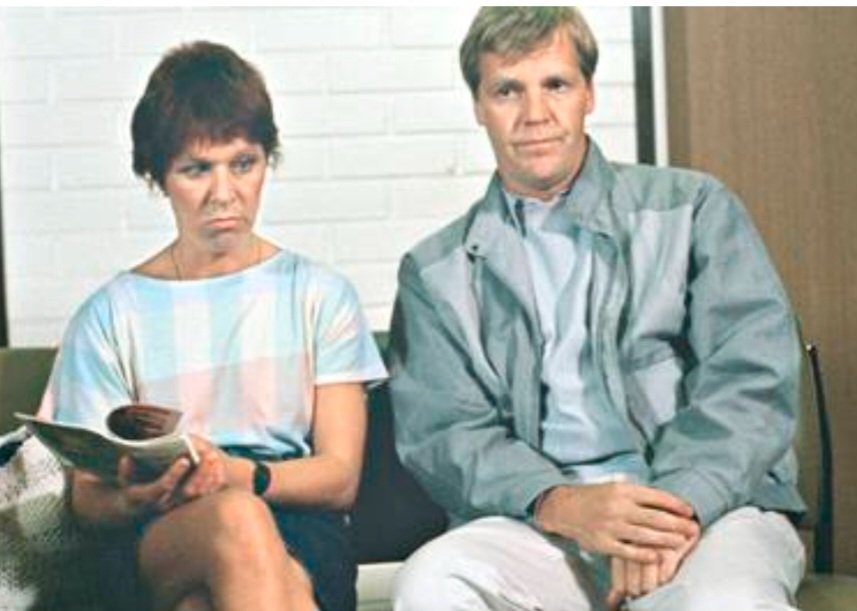 - Ne ovat lähettäneet mun sylkeäni Kouvolaan. 
- Ehkä pääsette ensi kerralla itse mukaan. 

Kotimaisen komedian helmiä.