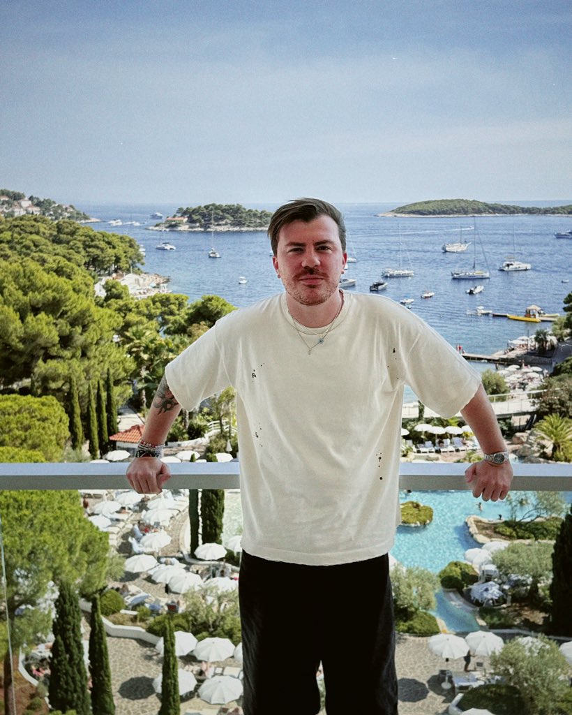 Zerb x <a href="/coldplay/">Coldplay</a> - feelslikeimfallinginlove
Out tonight at midnight 💖💖