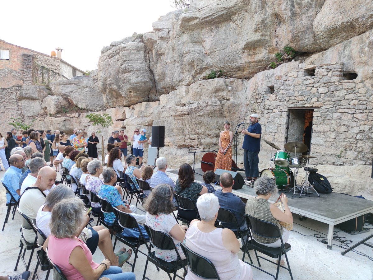 👍Inaugurem la millora de la cova de #laTorredeFontaubella i del seu entorn, un espai geològic i històric emblemàtic vinculat a la #GuerraCivil i la #BatalladelEbre.  Ara l'indret podrà acollir actes públics de caire social i cultural 🎻🎙️🗣️📚