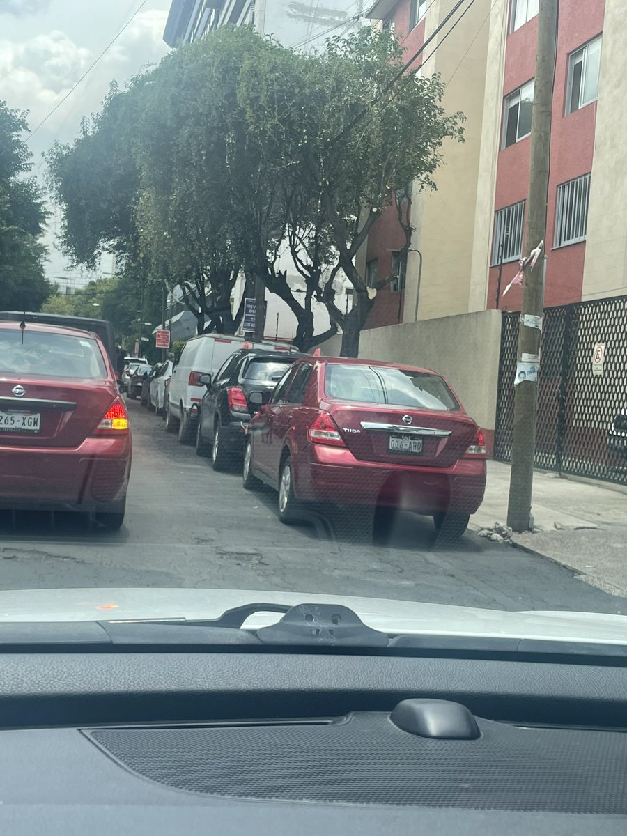 Deniche83's tweet photo. @BJAlcaldia @AccionesBJ @Vecinosgralanay quien pone al taller circuito pits en carrillo puerto, pasan patrullas por altavoz dicen doble fila y el paso es imposible, tapan entradas https://t.co/g4bOH5OqZU