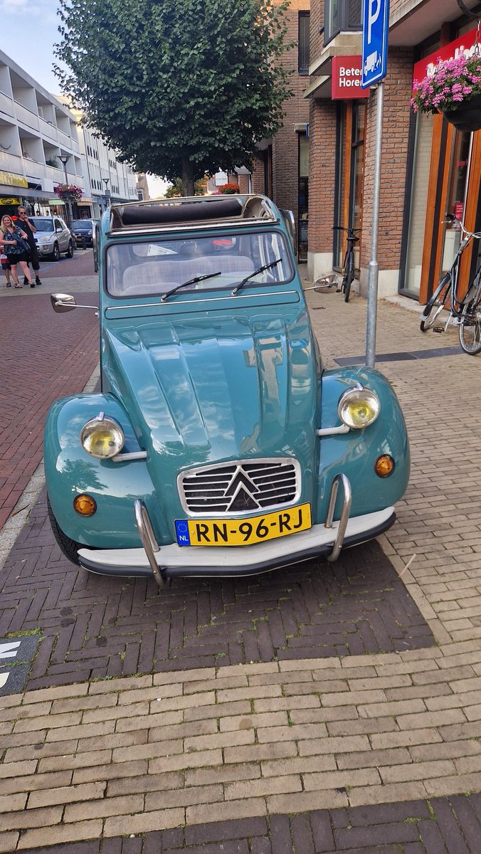 wheelintheyears's tweet photo. Still car spotting on hols. Another daily runner in Holland. There is something interesting parked around every corner. I love it. https://t.co/dH5fUs00Tb