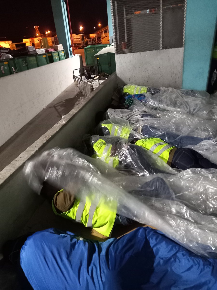 far3astmgmt's tweet photo. Workers at a certain organisation hapo JKIA. Naskia salary ni peanuts  na crazy long working hours na watu wa kwenu na mbogi ya mtaa inajua unafanya kazi International Airport.  Hakuna union ya Airport Workers ama @KenyaAirports na @CAA_Kenya hawajali juu wanataka kuuza Airport? https://t.co/GBL5DvFzZb