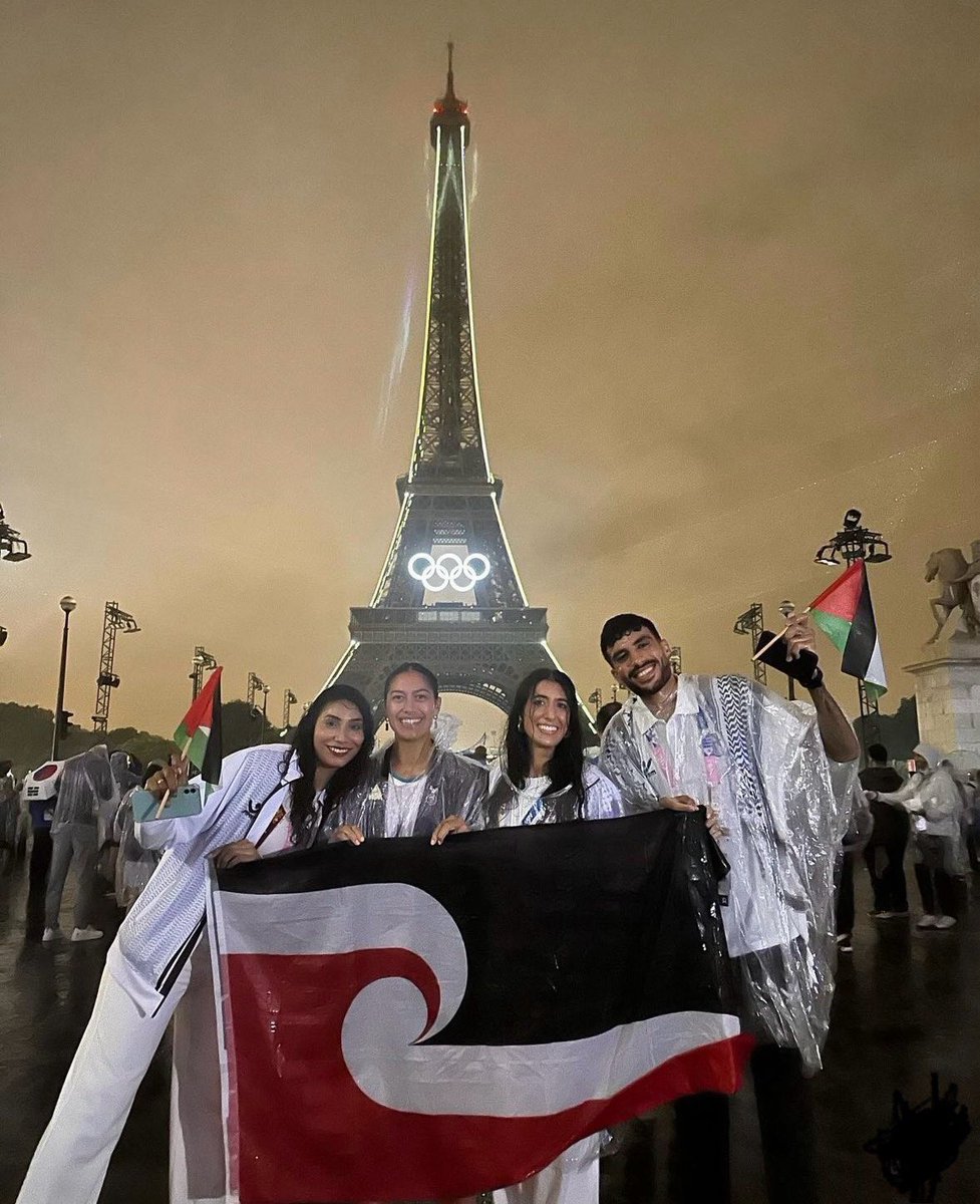 sahouraxo's tweet photo. The New Zealand Women’s Rugby 7s team won gold and celebrated their victory with Palestine’s delegation at the Paris Olympics. 

🇳🇿 🇵🇸 https://t.co/fuT3acrB3W