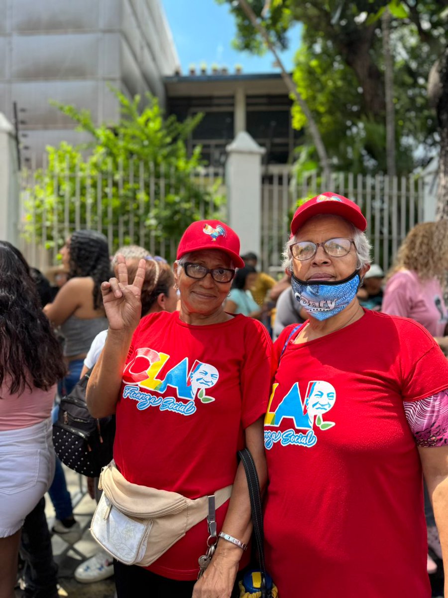 decarabobo_'s tweet photo. ¡En Venezuela ganó Maduro! 
Y el Movimiento Social CLAP sale a las calles a la defensa de la Paz 
📦
#ClapPazYVictoria
#MTM
#ClapPatriaYPaz
#PuebloDeJusticia https://t.co/om3Dp4mD3l