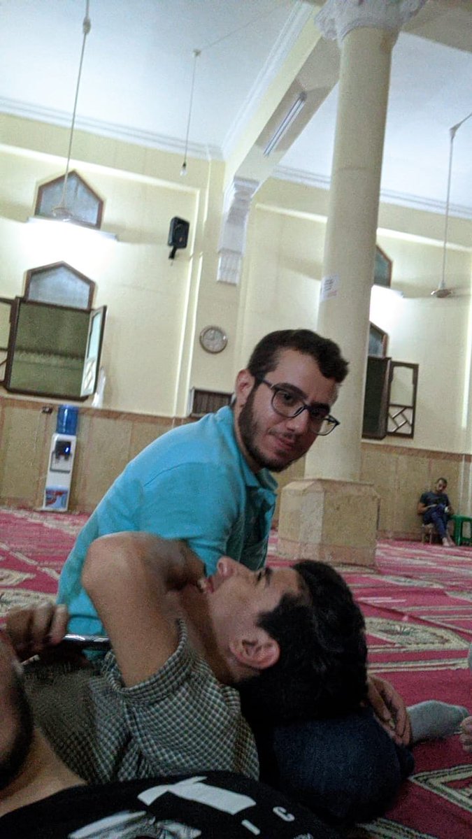 MrwanElashry's tweet photo. أسامة دخل ف يوم كلمني وبعتلي الصورة دي ع الواتس
وقالي "عشان لما تكبر تفتكر انك كنت بتدخل المسجد تحط راسك ع رجلي وتنام" ( حاجة شبه كدة عشان مش متذكر بالظبط )

ومن ساعة ما أسامة مبقاش ف المسجد مدخلتش المسجد دة تاني
ربنا يجمعني بك عن قريب يا صديقي ويجعل الابتلاء دة ف ميزان حسناتك... https://t.co/pJfrpaOkSW