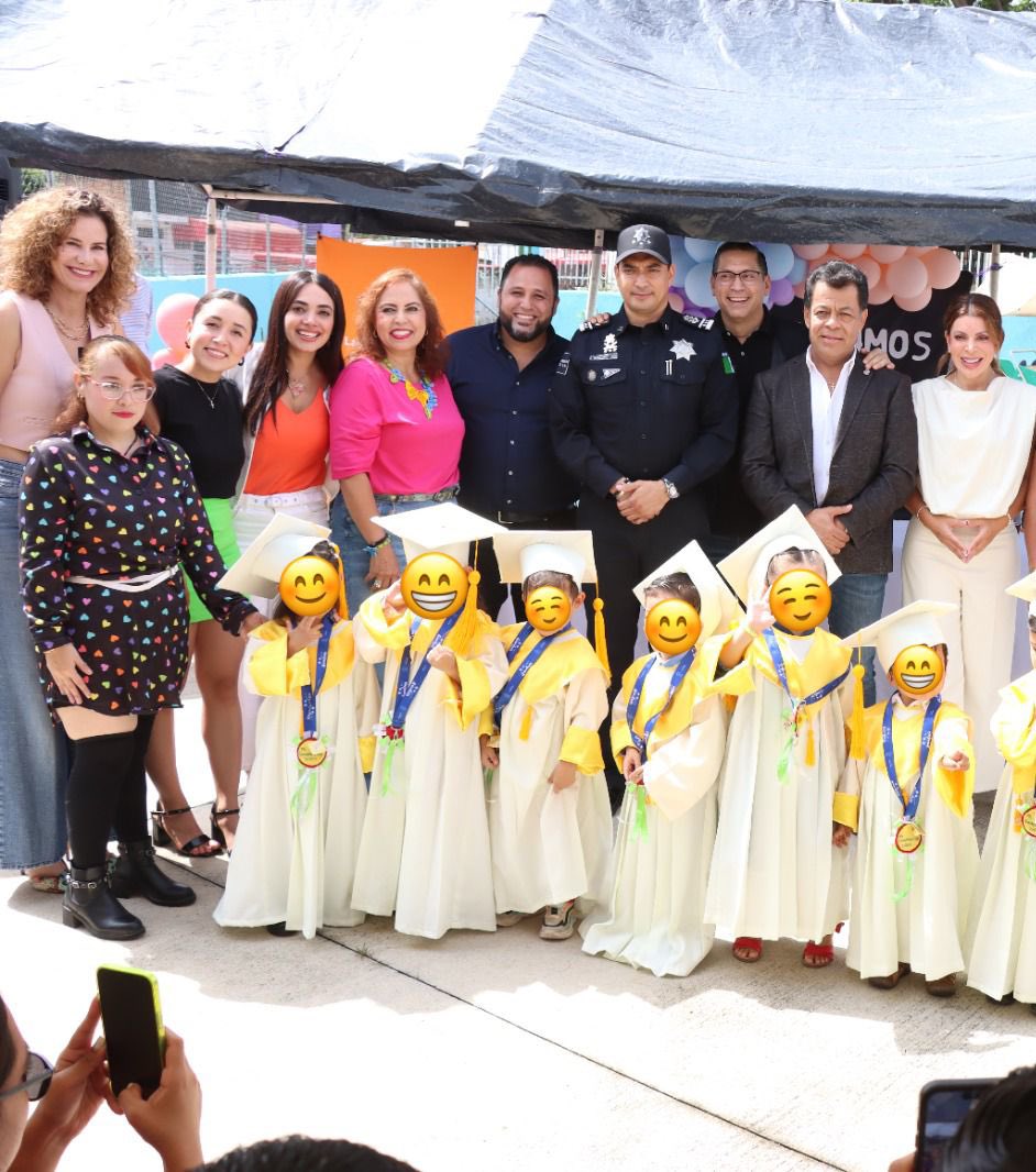 soyaldodeanda's tweet photo. Hoy asistí a la ceremonia de fin de curso de la Primera Generación de la Guardería 24/7. 🚸🖍️📒 https://t.co/c7aRpg5L06