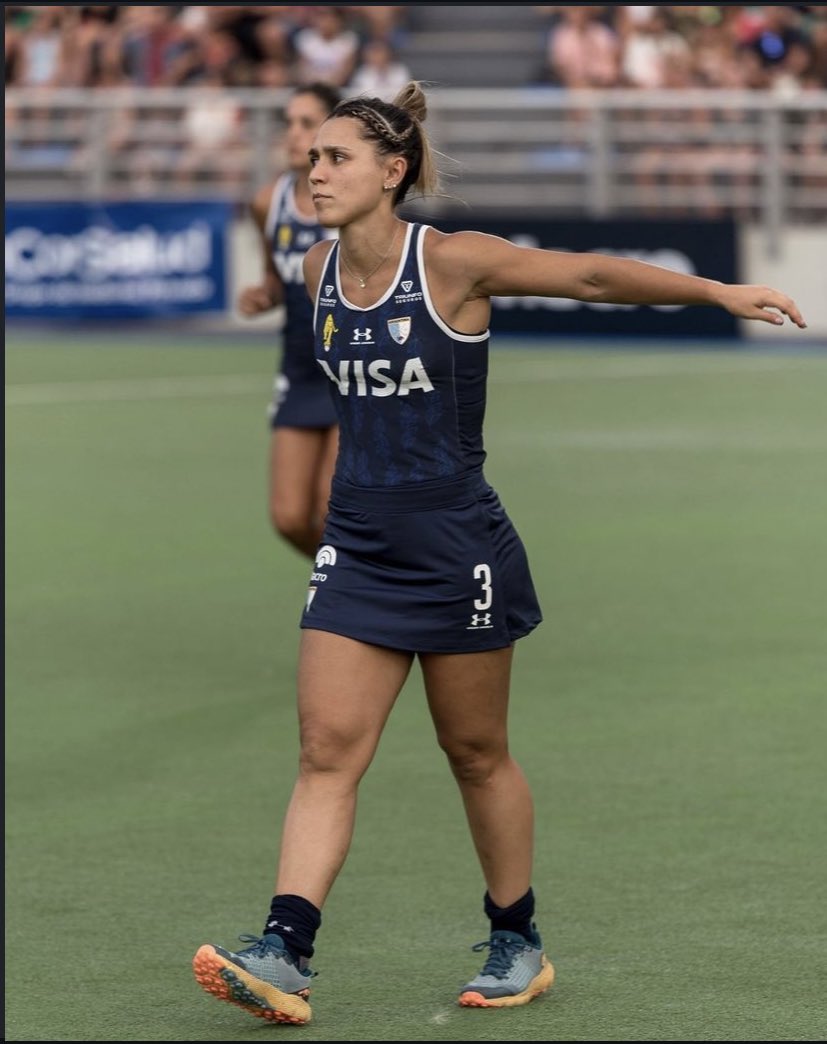 Dato: Agustina Gorzelany además de ser goleadora, y orgullo de Tres De Febrero es hija de un veterano de Malvinas usa la camiseta número 3 en honor al casco de su papá, lleva en la sangre el defender los colores de nuestro país.