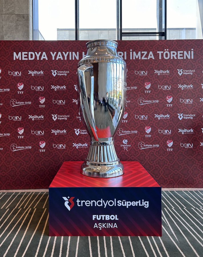 Seçme şansınız olsa ;  

- Şampiyonlar liginde çeyrek final mi?   

- Türkiye ligi şampiyonluğu mu?