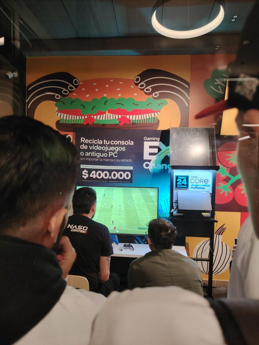 intel_la's tweet photo. ¡Vamos cerrando #ExChangeIntel con broche de oro!
La final del torneo de FIFA con @BurgerKingColombia, @HernandezSimonen, y el #TeamBlue el pasado fin de semana fue una tarde llena de emociones. 👇 https://t.co/Xw2gQQXLM7