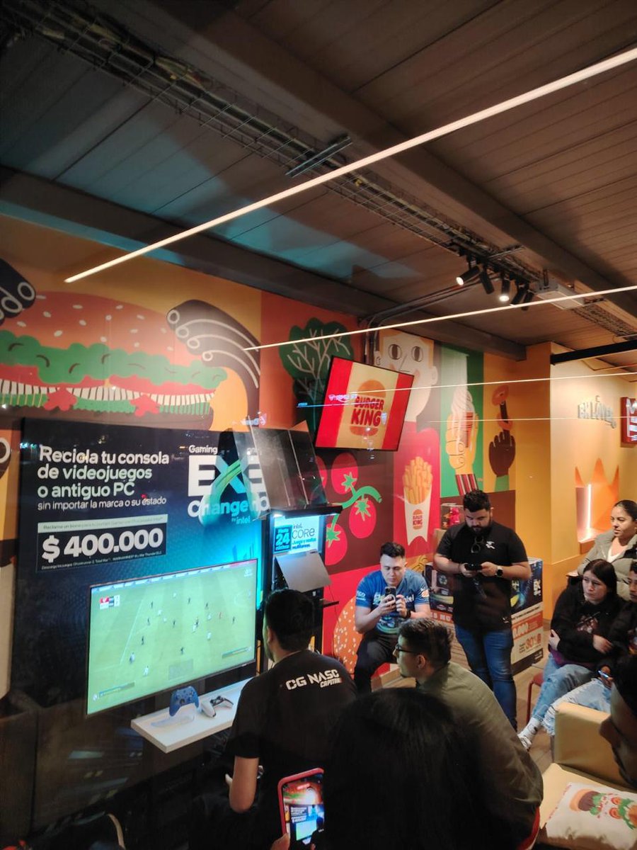 intel_la's tweet photo. ¡Vamos cerrando #ExChangeIntel con broche de oro!
La final del torneo de FIFA con @BurgerKingColombia, @HernandezSimonen, y el #TeamBlue el pasado fin de semana fue una tarde llena de emociones. 👇 https://t.co/Xw2gQQXLM7
