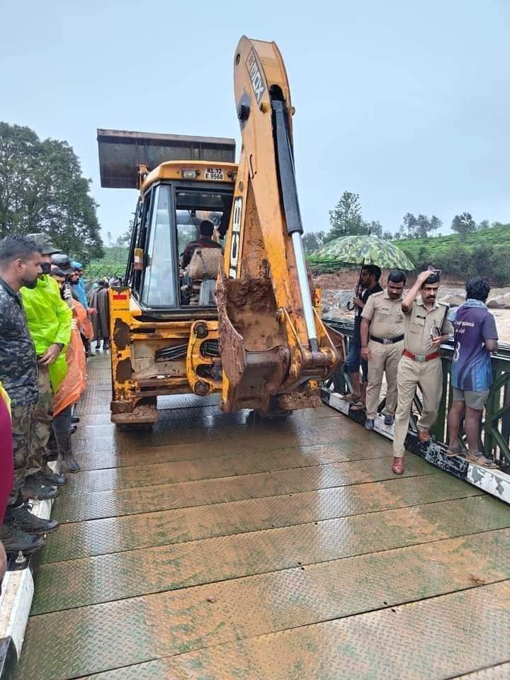 TManiKumar2's tweet photo. #வயநாட்டில் மீட்பு பணிக்காக போர்க்கால அடிப்படையில் இரவு பகலாக வேலை செய்து பாலம் அமைத்து வாகனங்களையும் மனிதர்களையும் எடுத்துச் சென்ற இந்திய ராணுவம்..... https://t.co/YP26SQ7m6T