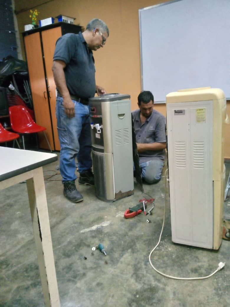 CDCEM Guacara, UE Negro Primero padres y representantes realizan mantenimiento a los aires acondicionados, refrigeradores y sillas de la institución educativa #Carabobo #EscuelasCarabobo

<a href="/NicolasMaduro/">Nicolás Maduro</a>
<a href="/_LaAvanzadora/">Yelitze Santaella</a>
<a href="/rafaellacava10/">Rafael Lacava</a>
<a href="/xiomaluna/">XIOMARA LUNA PROFESIONALES Y TÉCNICOS</a>

#PuebloDeJusticia