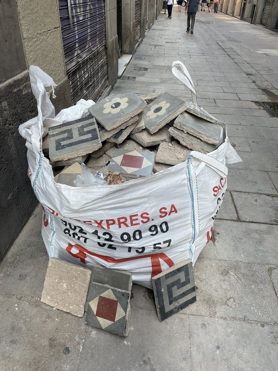 jm_buru's tweet image. 📣Carrer del Duc 6, continuem perdent
      patrimoni
📍Rajoles hidràuliques de 25x25

Passeu a buscar-les!!

#rajoles #hidrauliques #patrimoni