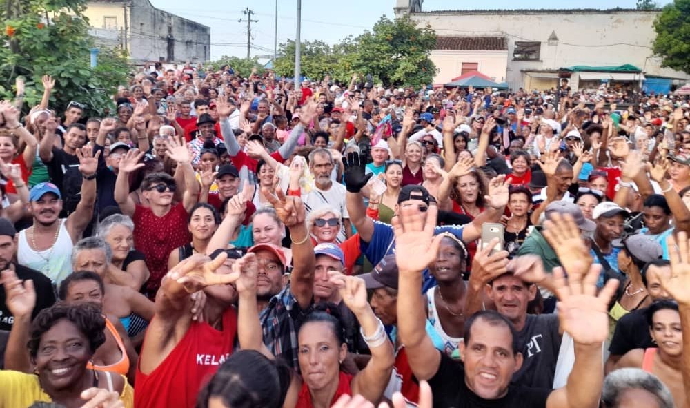 Este perfil tiene muchos odiadores que son 'fans destacados', sin embargo, hemos notado que las imágenes que más insultos generan son las de cubanos gozando en espectáculos gratuitos en sus barrios. ¿Alguien tiene idea de por qué será? #Cuba #CDRCuba #ModoVerano