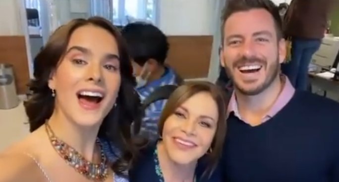 msorteoficial's tweet photo. En este #juevesderecuerdos les comparto esta foto con mis queridos @GalaMontes2 y @JUANDIEGOCOVA1 en #Disenandotuamor
Hoy tengo la fortuna de volver a trabajar con él en #Lashijasdelasenoragarcia https://t.co/npwUSzFkCz
