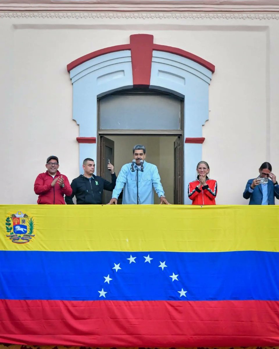 Nahumfernandezm's tweet image. Las fuerzas sociales y del CLAP se movilizaron en amor y paz desde la Av. Andrés Bello hacia el Palacio de Miraflores, donde fueron recibidos por nuestro Pdte. reelecto @NicolasMaduro, anunciado que van más de 1.200 mil detenidos que han ejecutado actos de terrorismo en el país.