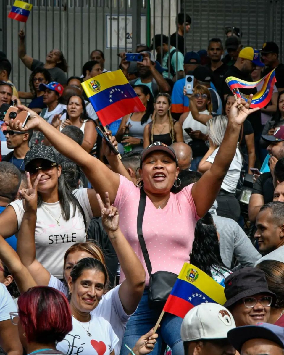 Nahumfernandezm's tweet image. Las fuerzas sociales y del CLAP se movilizaron en amor y paz desde la Av. Andrés Bello hacia el Palacio de Miraflores, donde fueron recibidos por nuestro Pdte. reelecto @NicolasMaduro, anunciado que van más de 1.200 mil detenidos que han ejecutado actos de terrorismo en el país.