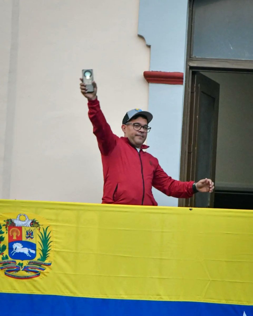 Nahumfernandezm's tweet image. Las fuerzas sociales y del CLAP se movilizaron en amor y paz desde la Av. Andrés Bello hacia el Palacio de Miraflores, donde fueron recibidos por nuestro Pdte. reelecto @NicolasMaduro, anunciado que van más de 1.200 mil detenidos que han ejecutado actos de terrorismo en el país.