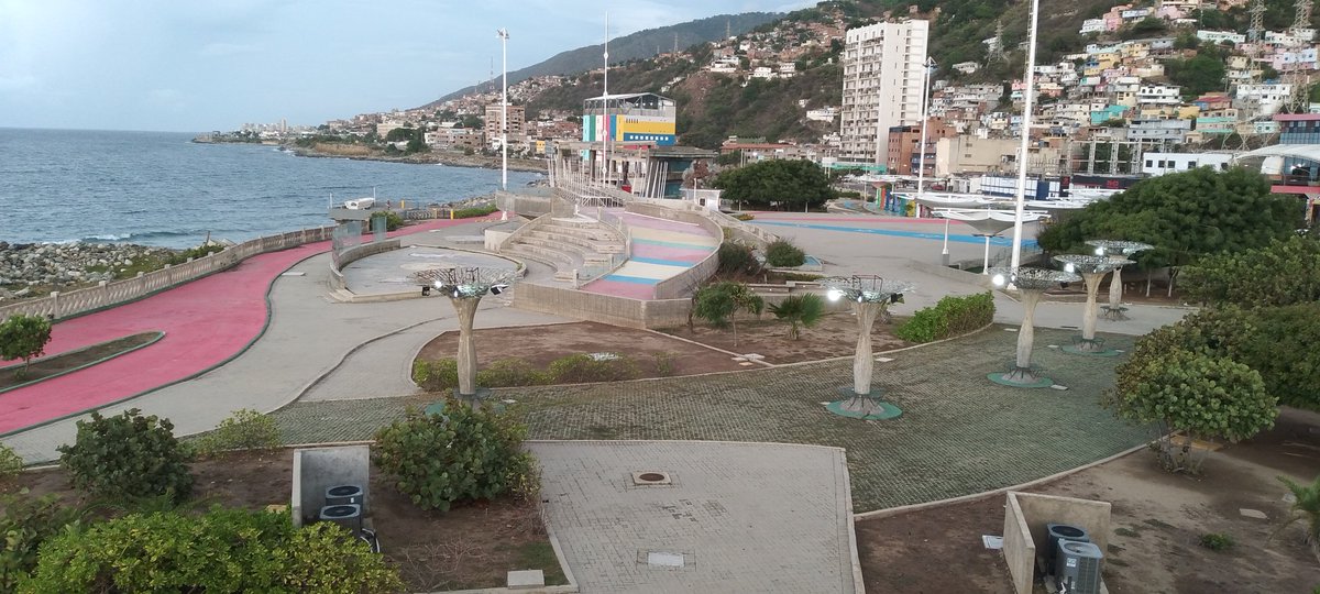 infonewsoficial's tweet photo. En días pasados estuve de visita en la guaira, quedé encantado de lo bonito que está todo...
No entiendo porque destruir, protesta lo que quieras, pero no destruir lo que tanto les costó reconstruir. #laguaira https://t.co/YenOH8P0o3