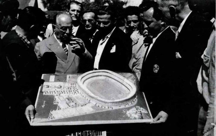 futnostalgico's tweet photo. Getúlio Vargas, Presidente do Brasil e torcedor do Grêmio, com a maquete do Estádio Olímpico.

Nostálgico! https://t.co/Sx6oTpQjLr