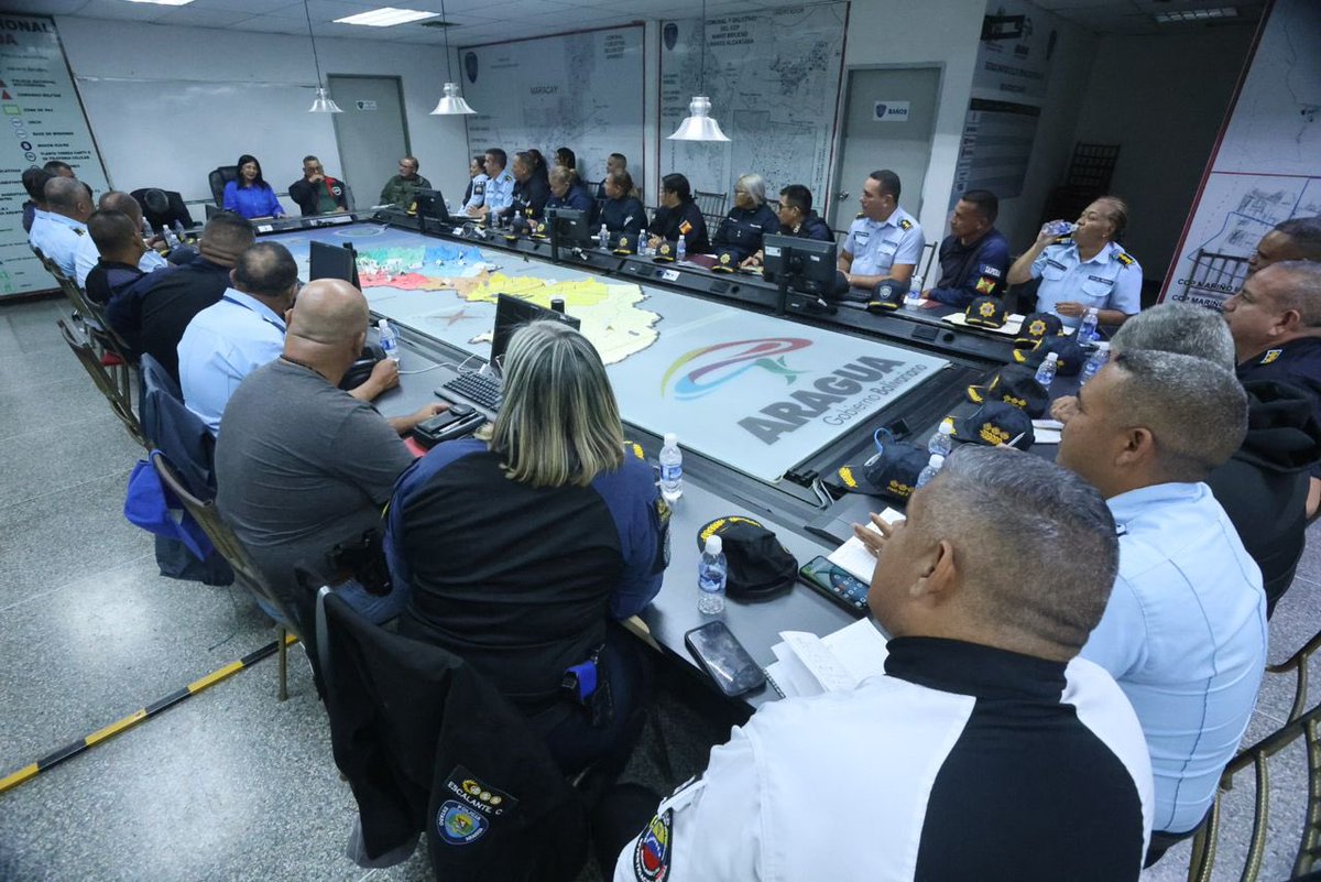 Soykarinacarpio's tweet photo. Extraordinario encuentro con el estado Mayor de la Policía Bolivariana de Aragua, donde he designado al General de Brigada Parra Sánchez Raúl Roberto como Director General de esta Digna Institución Policial, deseándole el mayor de los éxitos en sus funciones https://t.co/cMUvebCALb