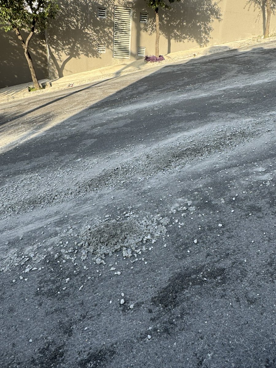 imassieu's tweet photo. @Cicmty

Buen dia, mezcladora de concreto tira material en Prolongacion Lomas del Sol, Colonia Antigua Hacienda San Agustin.

Vehiculos dañandose llantas y suspension.

Se han hecho reportes a autoridades de San Pedro y ninguna se hace responsable. https://t.co/1czMyHtiwI