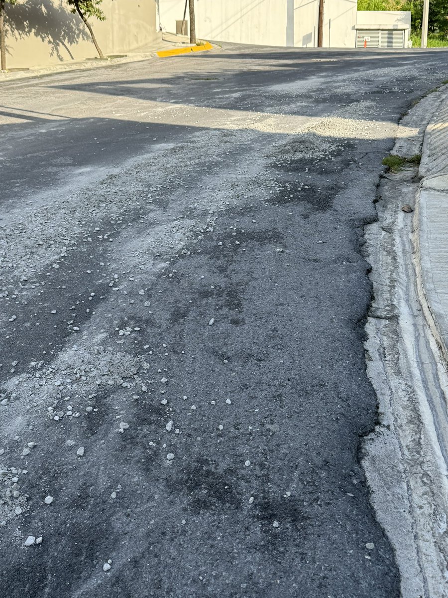 imassieu's tweet photo. @Cicmty

Buen dia, mezcladora de concreto tira material en Prolongacion Lomas del Sol, Colonia Antigua Hacienda San Agustin.

Vehiculos dañandose llantas y suspension.

Se han hecho reportes a autoridades de San Pedro y ninguna se hace responsable. https://t.co/1czMyHtiwI