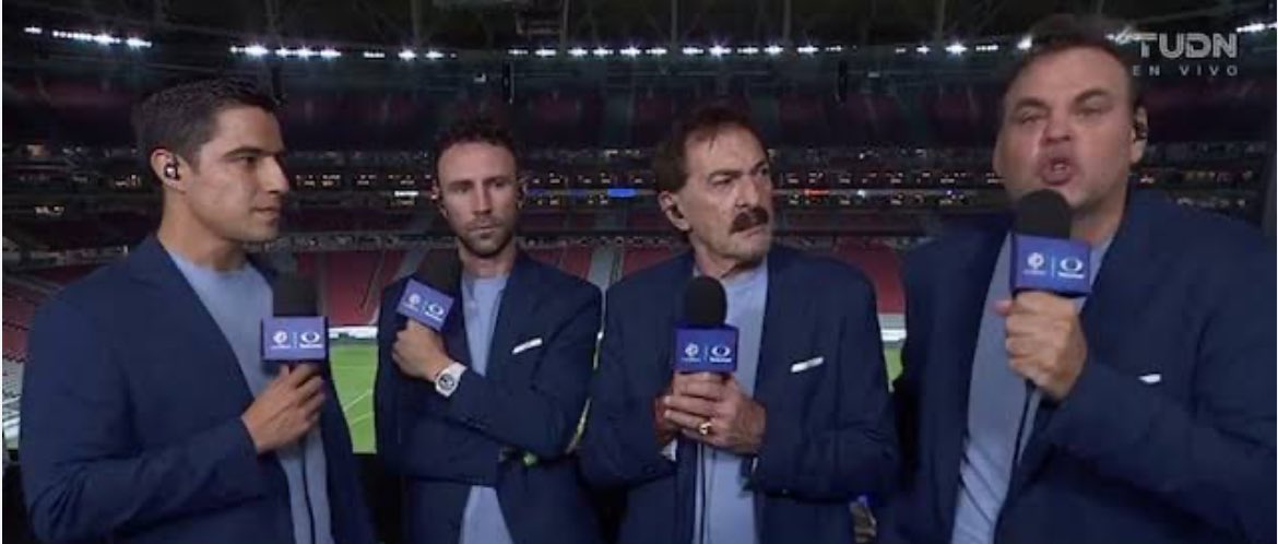 pincheJules's tweet photo. …Y Faitelson, que juraban y prometía que jamás trabajaría en Televisa, parado ahí, junto a Vaca, Layun y Lavolpe, como si no hubiera pasado nada. 
¡Qué descaro! https://t.co/47CeM9xxHH