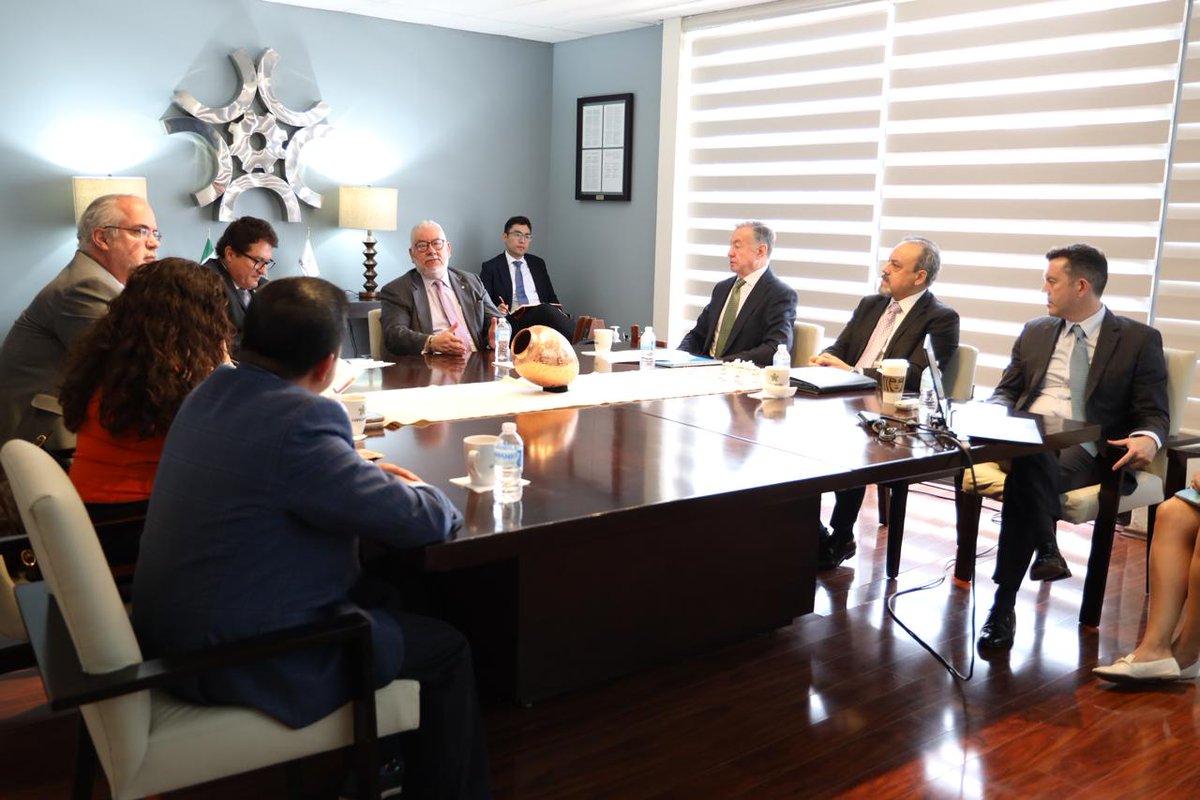 El líder de la Industria Confederada, Alejandro Malagón Barragán, <a href="/AMalagonB/">Alejandro Malagon B</a>; el Secretario General, Eduardo Ramírez, <a href="/EduardoRmzLeal/">Eduardo Ramírez Leal</a>; y el Director General, Alejandro Gómez, <a href="/alejandrogomezt/">Alejandro Gómez T.</a>, se reunieron con el presidente de la Comisión de la Industria de la Salud, Guillermo